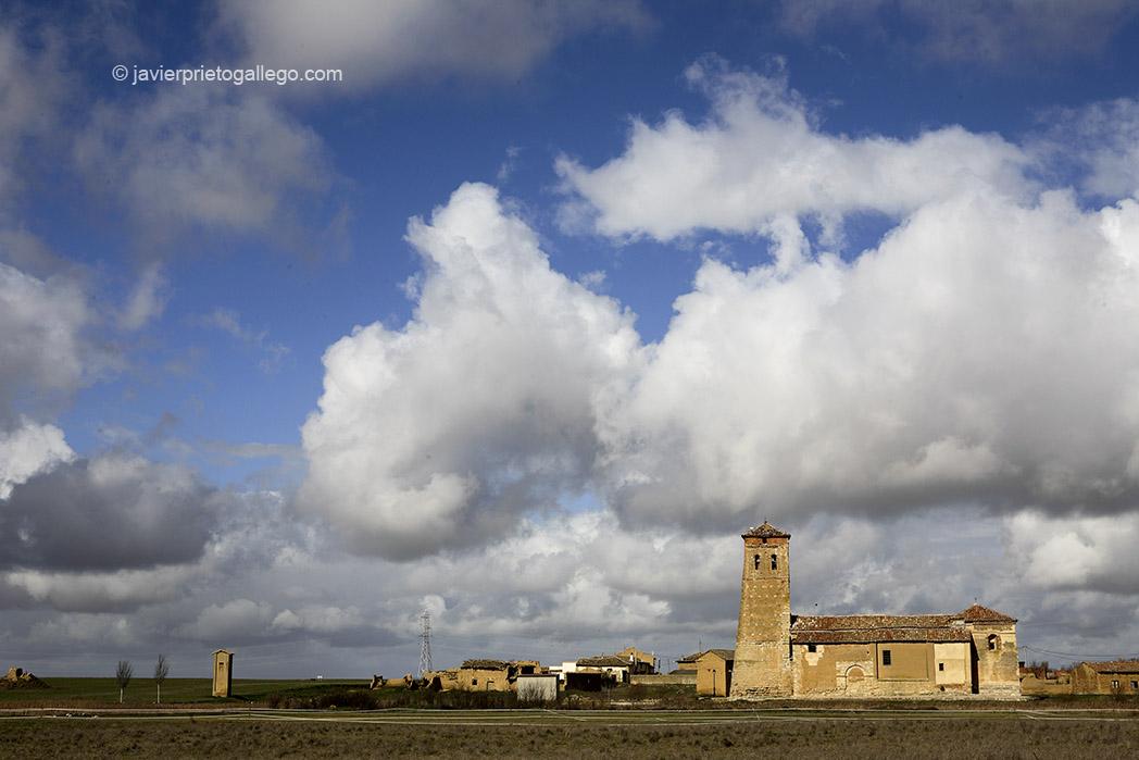Iglesia de la localidad de Boada. Arquitectura del barro. Tierra de Campos. Palencia. Castilla y León. España © Javier Prieto Gallego