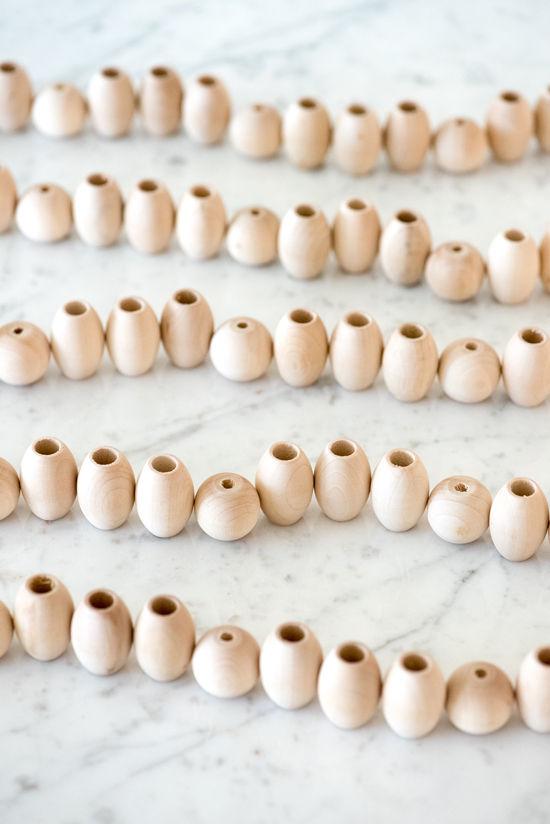 Detalle bolas de madera para hacer la guirnalda
