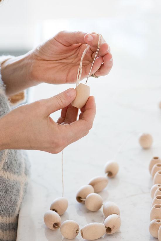 Paso a paso para construir guirnalda con bolas de madera