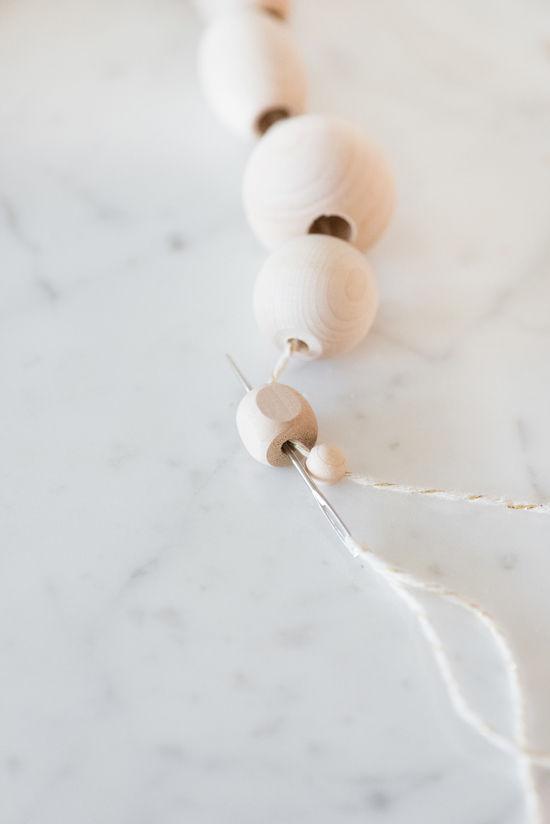 Detalle de como hacer la guirnalda con bolas de madera