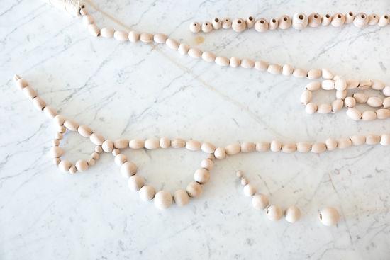 Composición de la guirnalda con bolas de madera