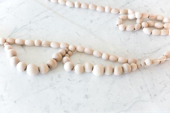 Detalle guirnalda con bolas de madera