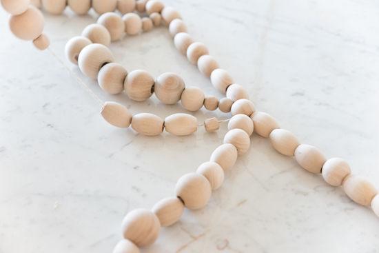 Detalle guirnalda con bolas de madera