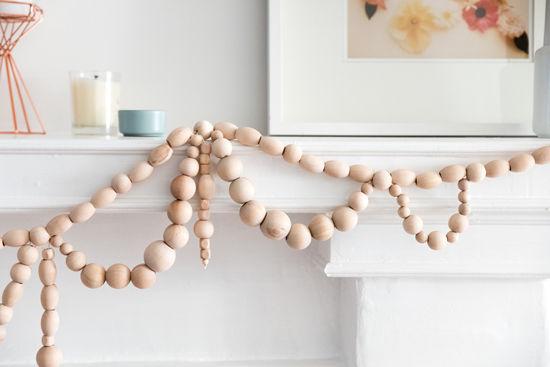 Detalle de la guirnalda con bolas de madera