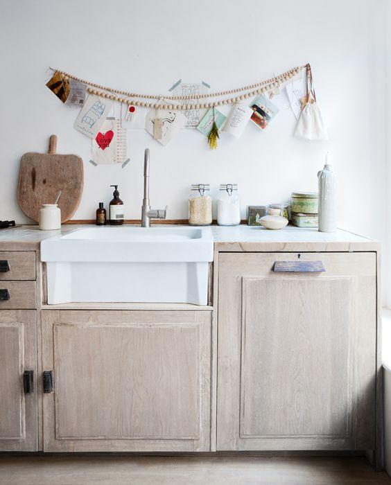 Guirnalda de bolas de madera para decorar una cocina