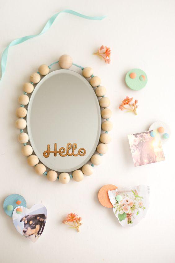 Decoración espejo con bolas de madera
