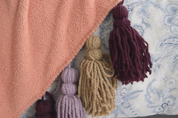 diy_cambio_look_manta_borlas_blog_ana_pla_interiorismo_decoracion_8