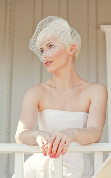 novia de pelo corto con velo