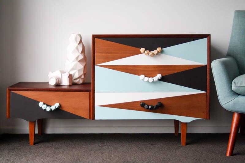 mueble que combina madera y pintura