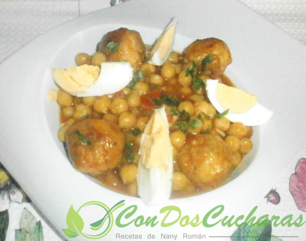 Garbanzos guisados con albóndigas de bacalao