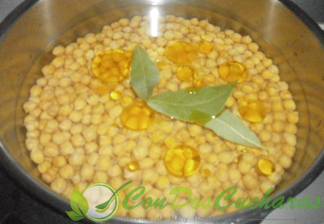 Garbanzos guisados con albóndigas de bacalao