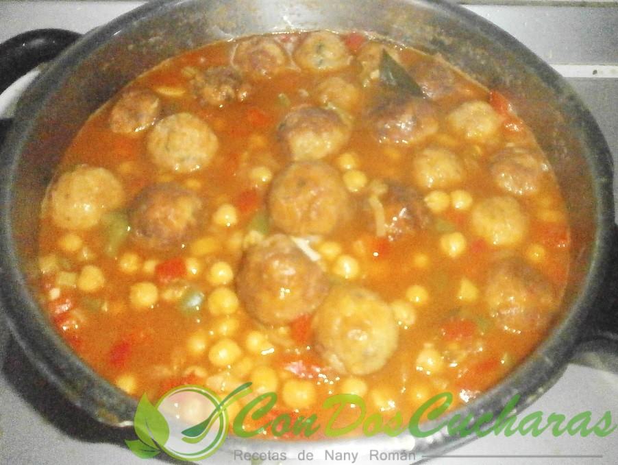 Garbanzos guisados con albóndigas de bacalao