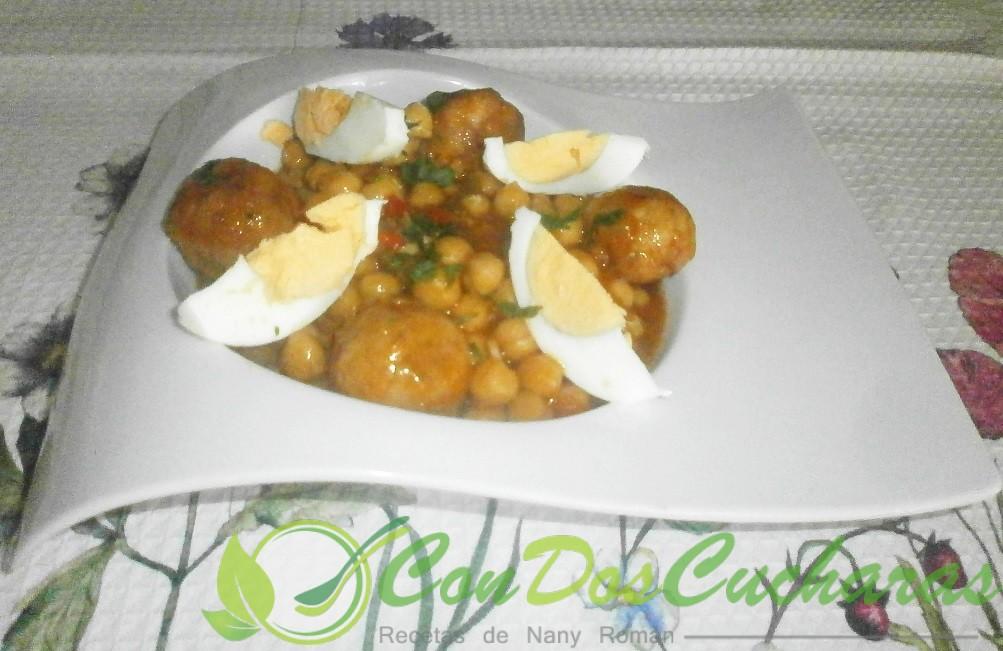 Garbanzos guisados con albóndigas de bacalao