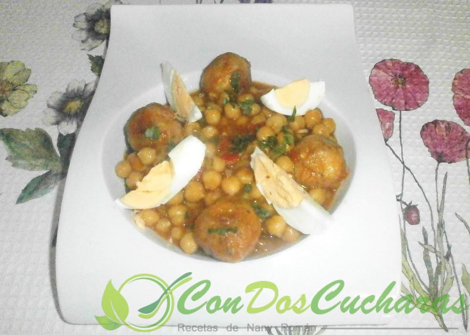 Garbanzos guisados con albóndigas de bacalao