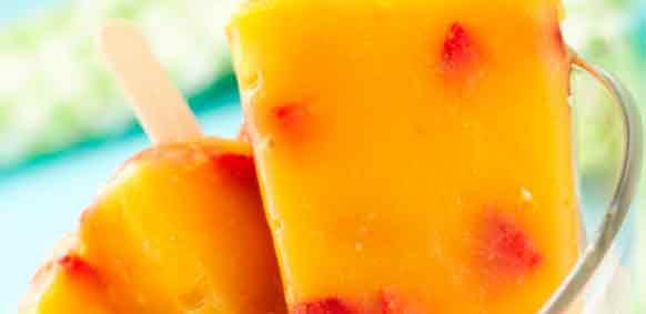 helado de mango y fresas