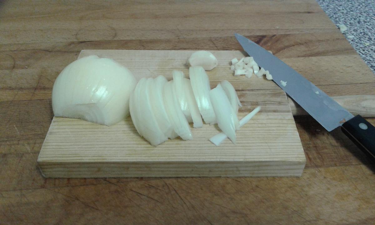Cortamos el ajo y la cebolla para brócoli con champiñones