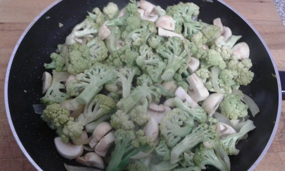 Rehogamos las verduras para brócoli con champiñones