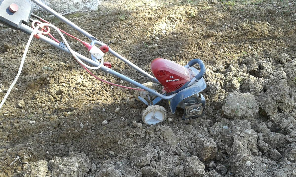 Labrando la tierra para sembrar patatas