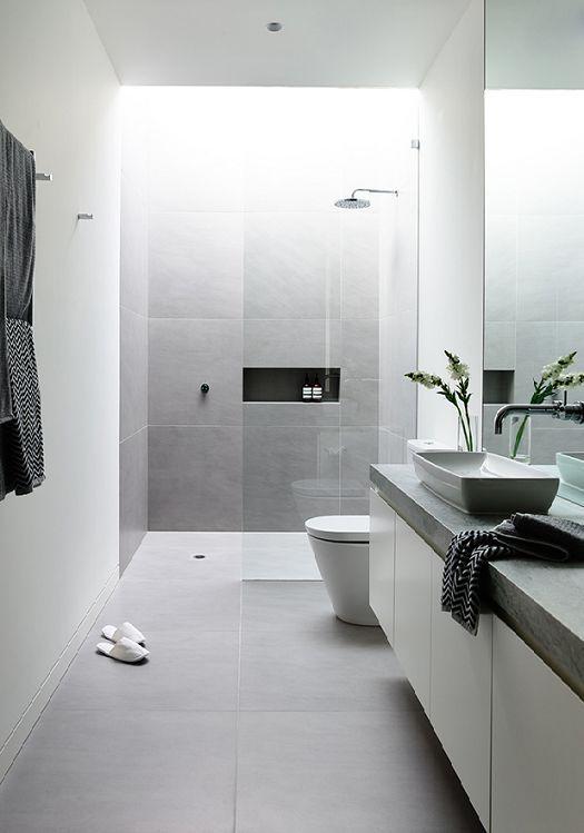 Baño con revestimiento en blanco y gris