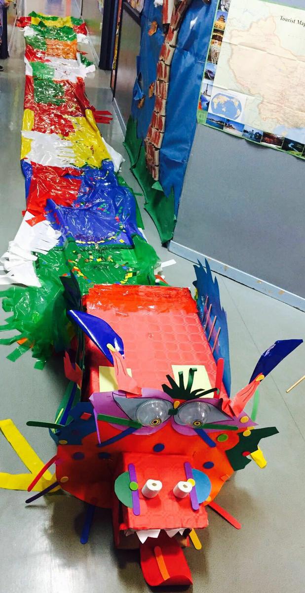 Aprender por proyectos - dragón chino con materiales escorales