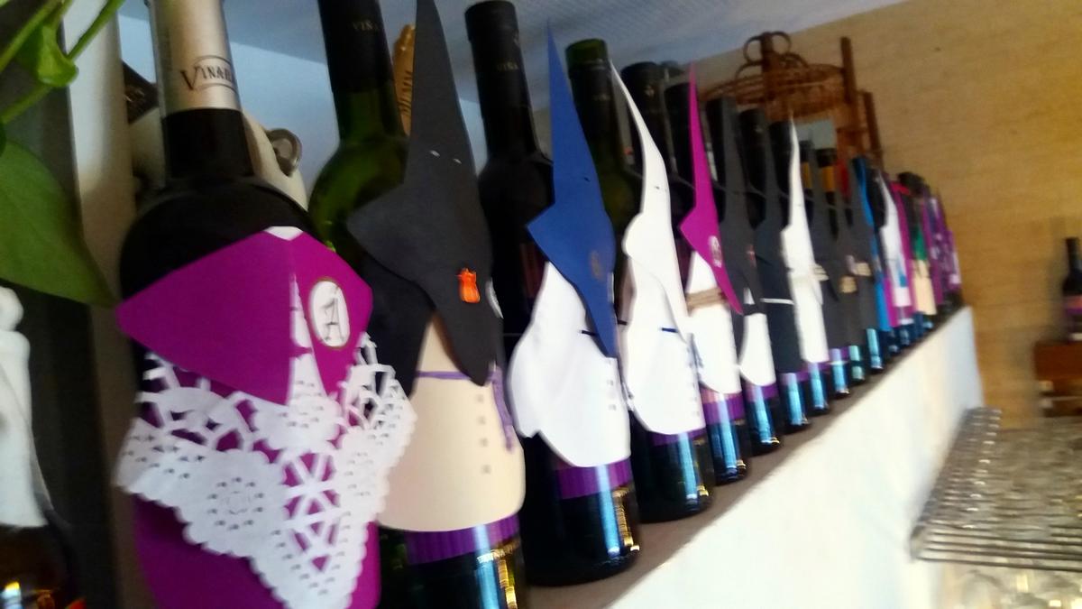 Nazarenos con botellas