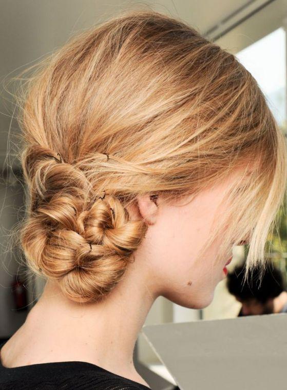 cabello estilo chongo lateral para graduacion