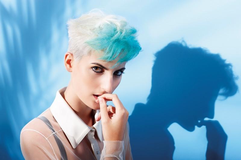 Pixie blanco flequillo azul