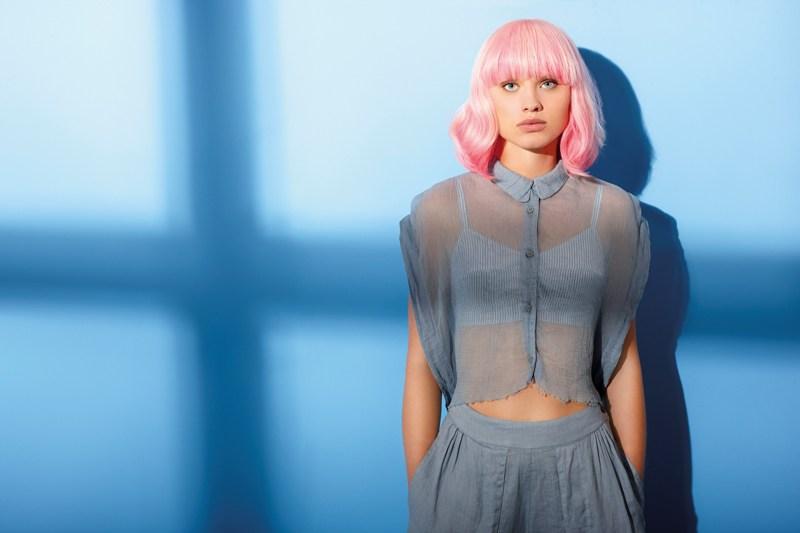 Media melena rosa con flequillo