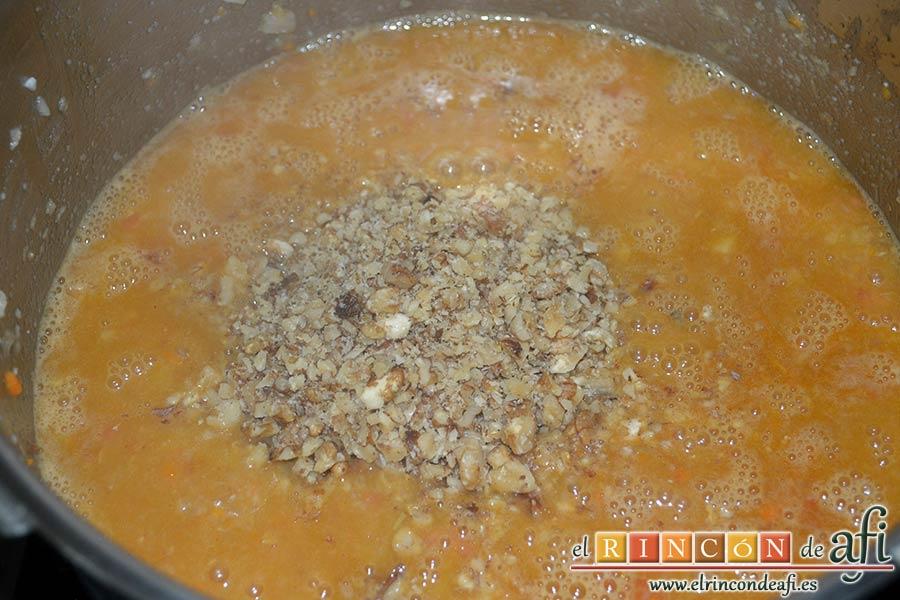 Ternera en salsa con cominos, cerveza y nueces, añadir las nueces al guiso