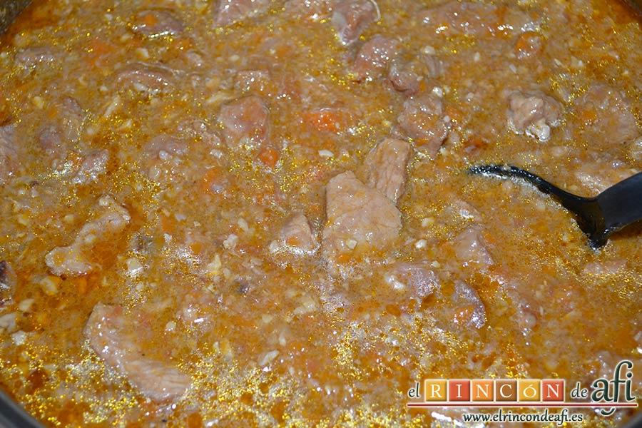 Ternera en salsa con cominos, cerveza y nueces, comprobar que la carne está tierna