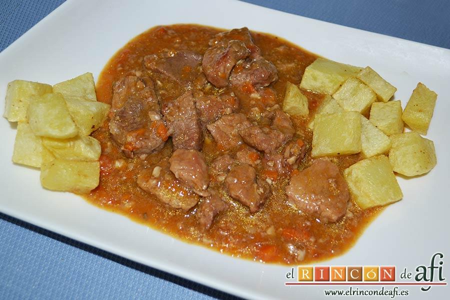 Ternera en salsa con cominos, cerveza y nueces, sugerencia de presentación