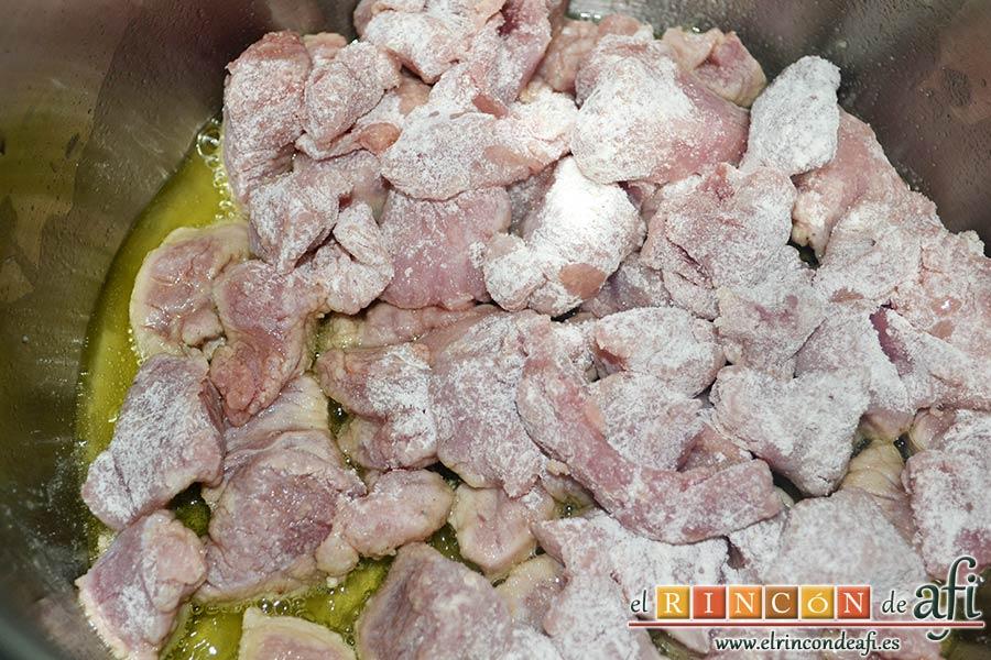 Ternera en salsa con cominos, cerveza y nueces, dorarla en una olla con aceite de oliva