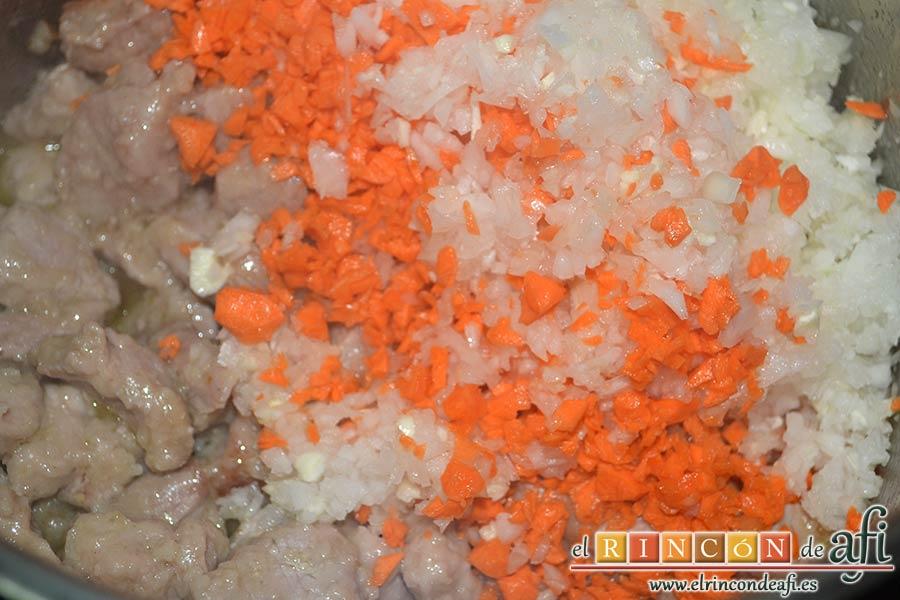 Ternera en salsa con cominos, cerveza y nueces, volcarlo sobre la ternera