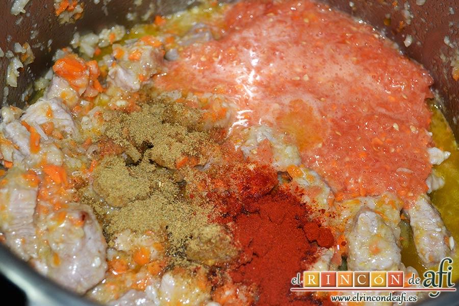 Ternera en salsa con cominos, cerveza y nueces, añadir el comino molido y el pimentón