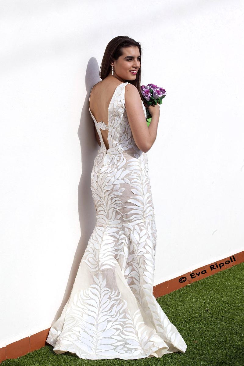 Vestido de novia con vasos de plástico desechable