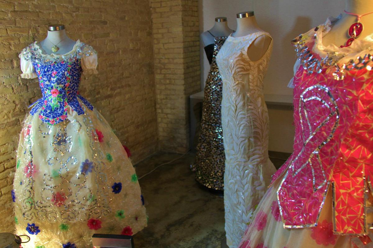 Exposición de vestidos de Reciclado Creativo del 15 al 19 de marzo de 2016