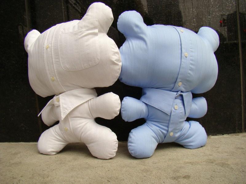 reciclar una camisa en un oso de peluche