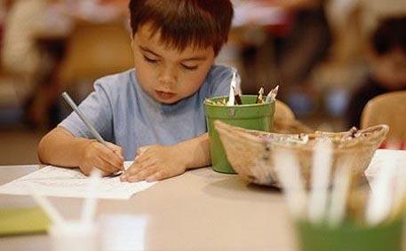niño de 3 años empezando a escribir