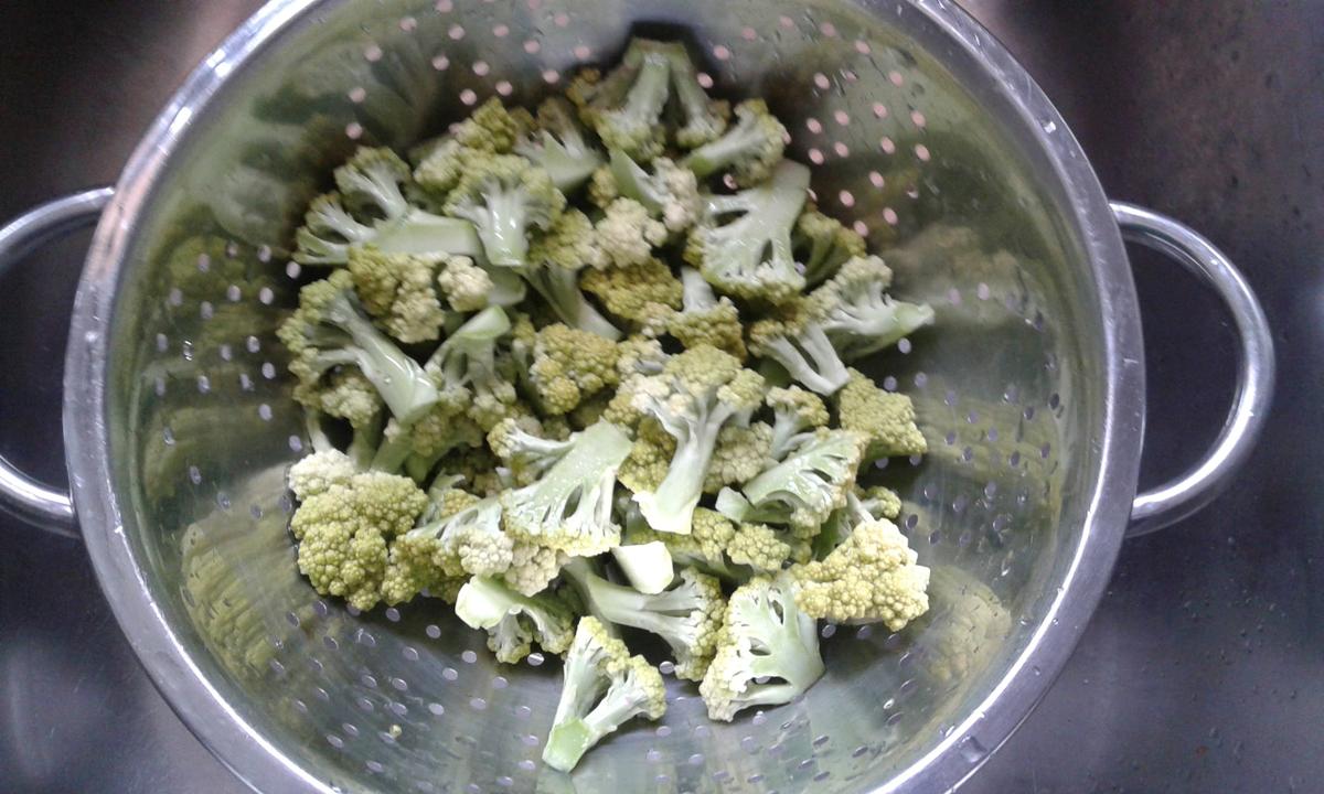 Cortamos y lavamos el brócoli para brócoli con huevos