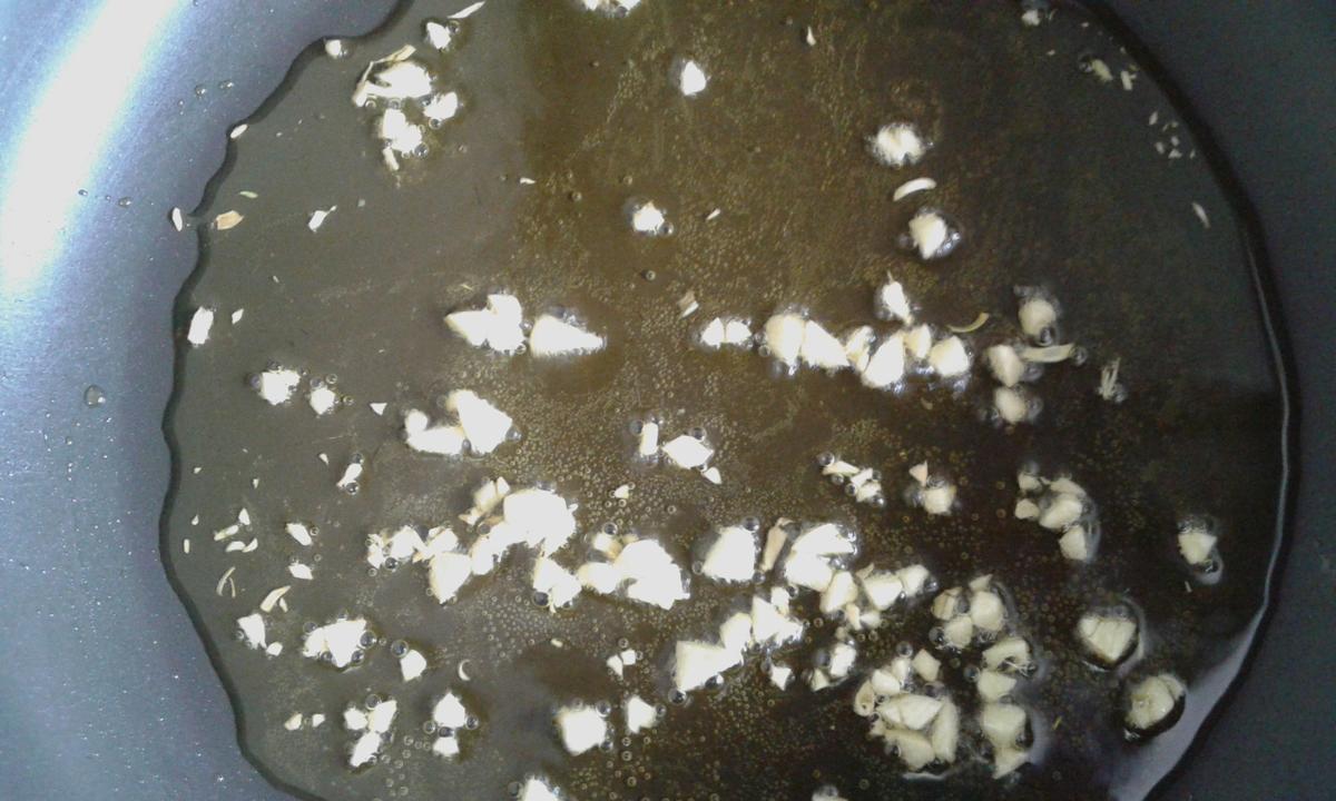 Sofreimos los ajos para brócoli con huevos estrellados