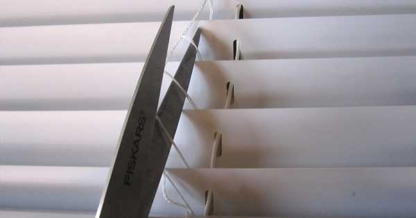 Estores DIY - Cortar la cuerda que los coloca en escalera