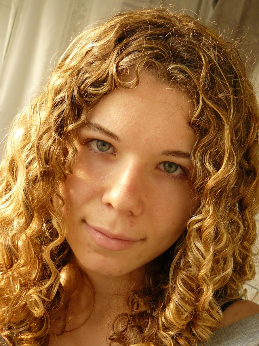 Pelo rizado rubio