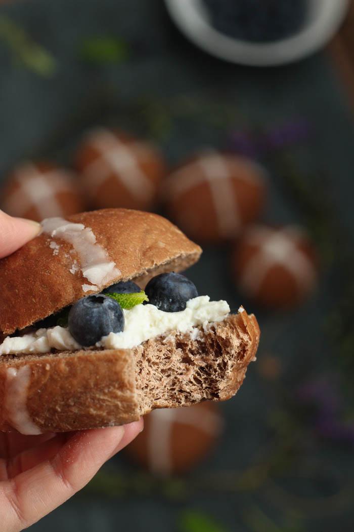 Bollos al cacao rellenos de ricotta y arándanos frescos