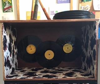 mueble vinilos y vaca