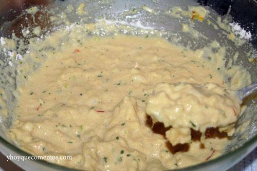 freir-cucharadas-de-masa-de-tortillitas-de-bacalao