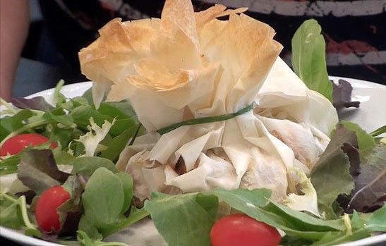 Saquitos de pasta filo con gambas y verduras55