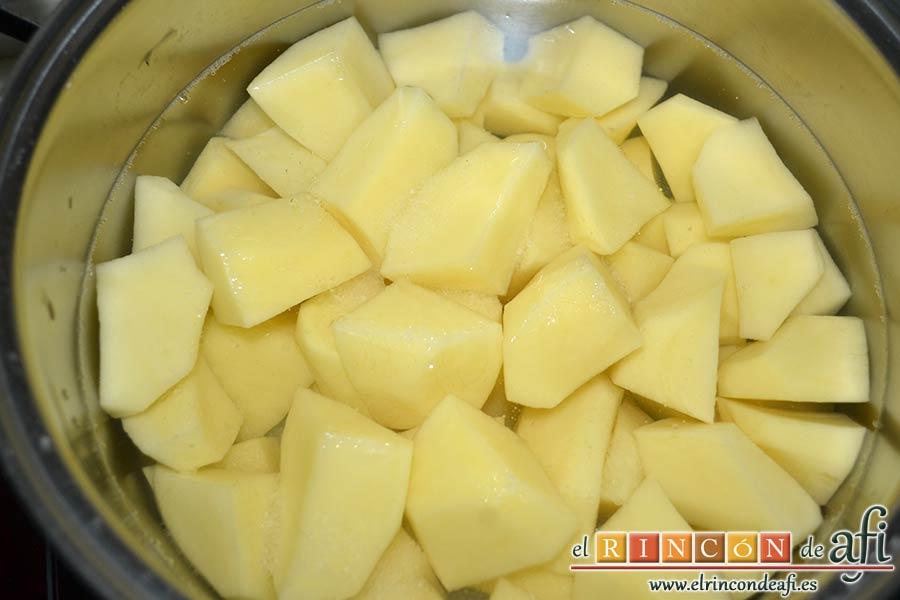 Bacalao a la tranca con pimientos asados, sancochar las papas