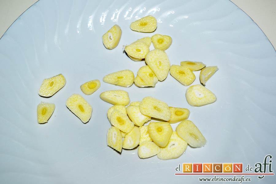 Bacalao a la tranca con pimientos asados, laminar los ajos