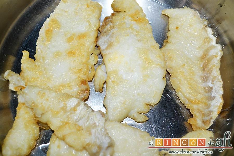 Bacalao a la tranca con pimientos asados, retirar y reservar en un caldero