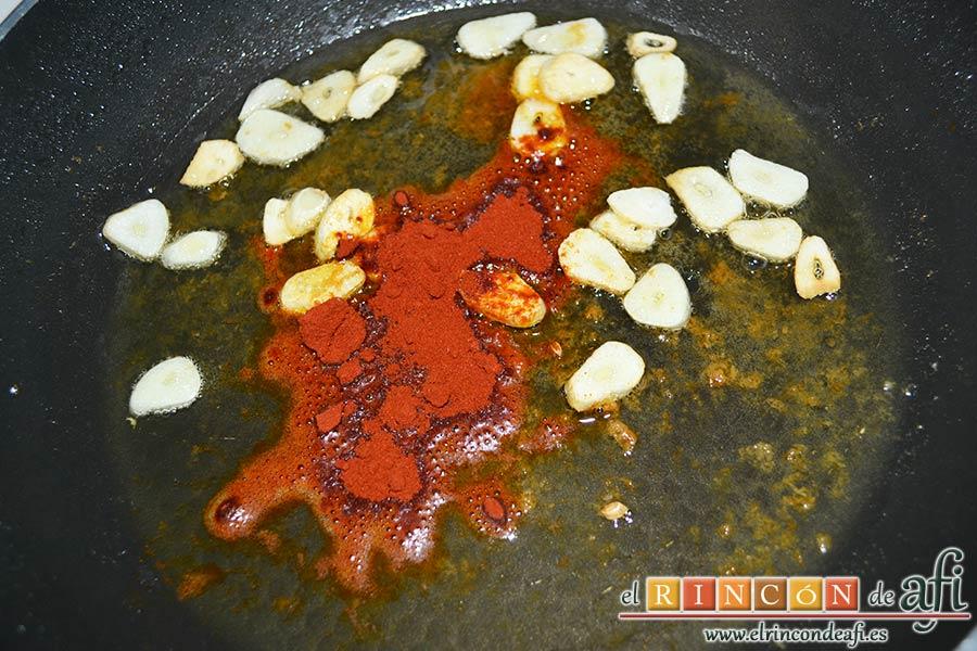 Bacalao a la tranca con pimientos asados, retirar la sartén del fuego y añadir el pimentón